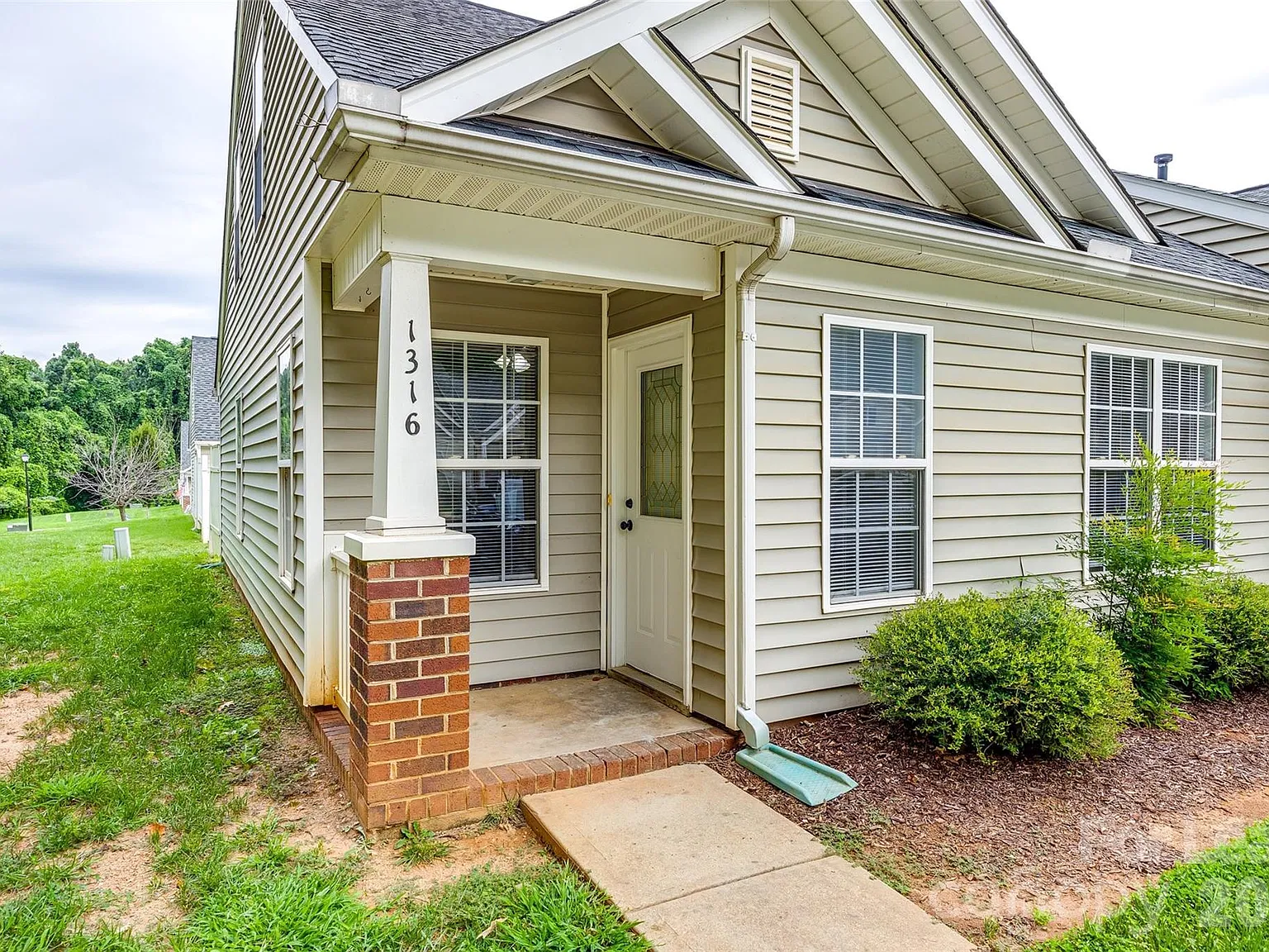 3 bed, 2.0 bath, 1150 sqft, $1,700 — Photo 2