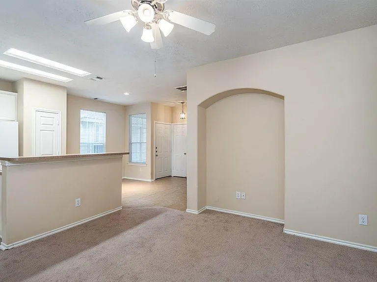 207 N Burberry Park Cir — Photo 7
