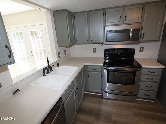 3rd image of 624 Cornerbrook Ln