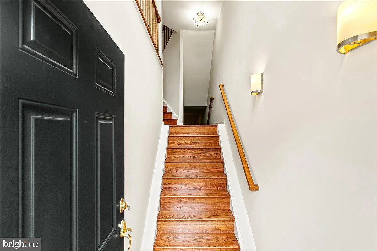 3 bed, 3.5 bath, 2452 sqft, $3,600 — Photo 2
