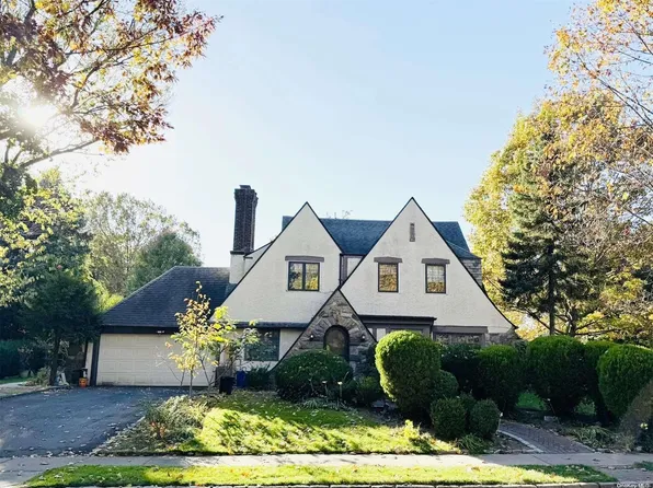 10 Carlton Road, Great Neck, NY 11021