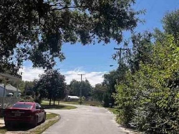 Exterior Neighborhood (street photo)