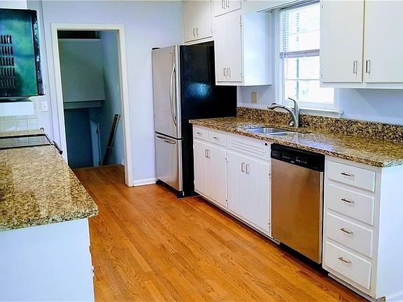 3rd image of 3005 Shady Valley Dr