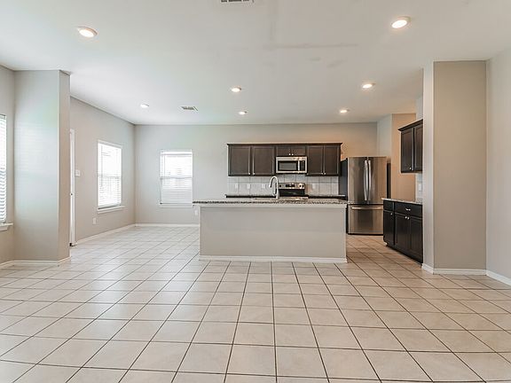 5th image of 820 Horton St