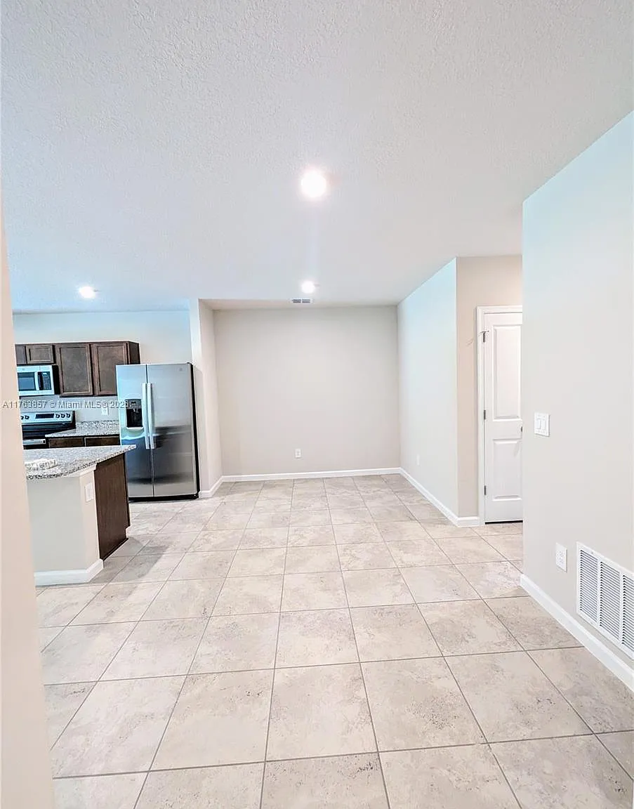 3 bed, 2.0 bath, 1529 sqft, $2,249 — Photo 3