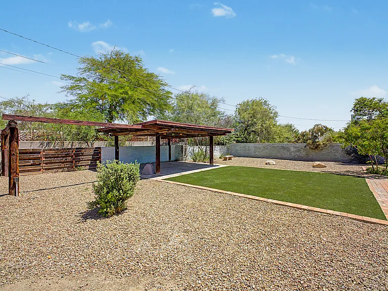 2249 E Silver St — Photo 5