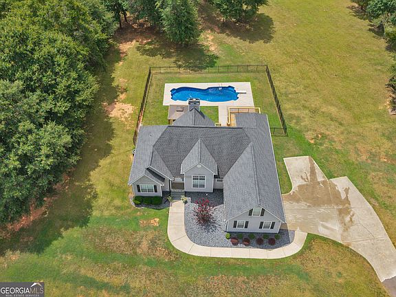 3rd image of 420 Colvin Dr
