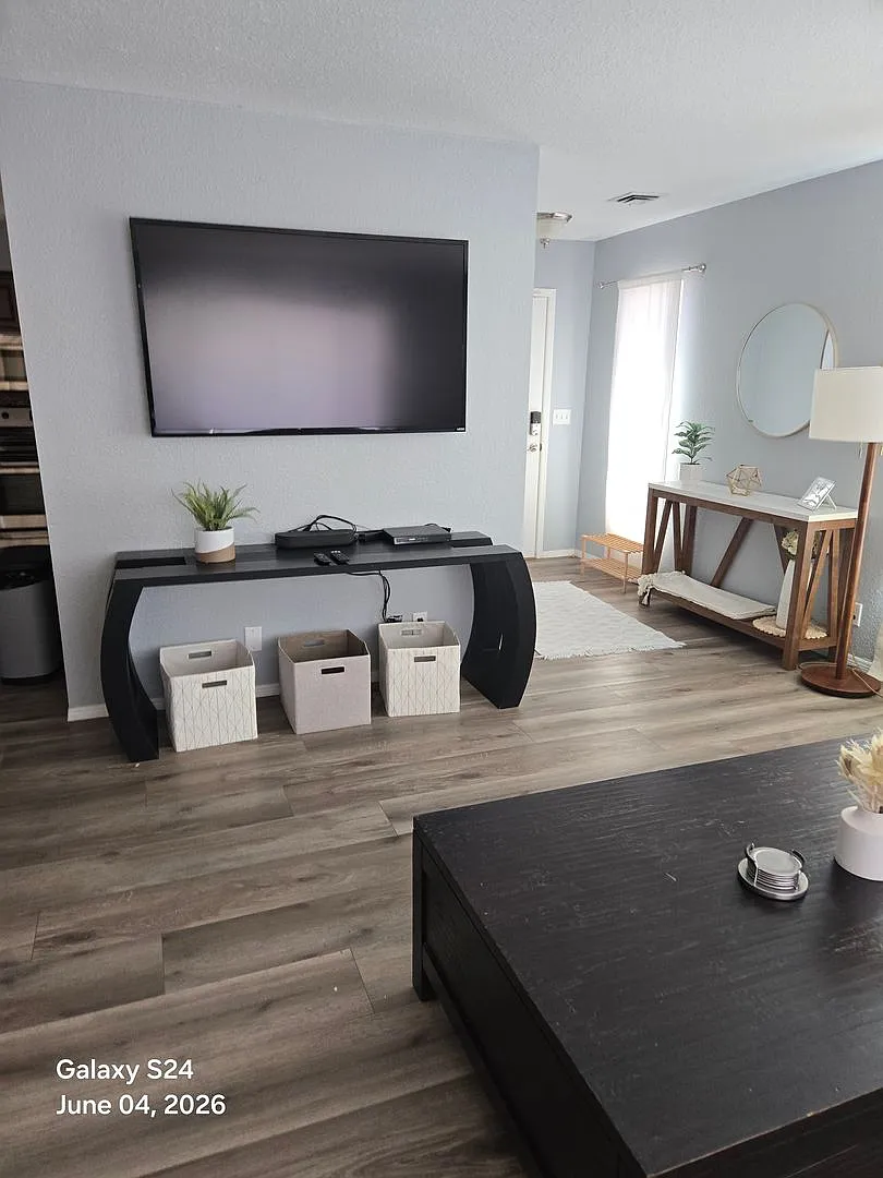3 Bedroom Home, 2 Bath — Photo 4