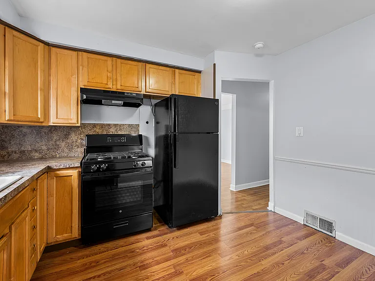 140 Hubbard St — Photo 25