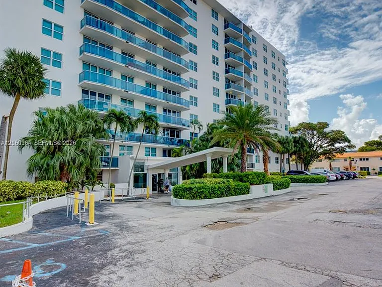 7501 E Treasure Dr #4K — Photo 11