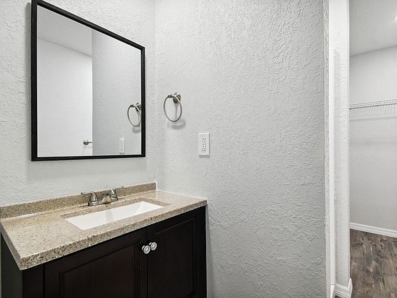 2nd image of 1051 Dogwood Dr Room 4
