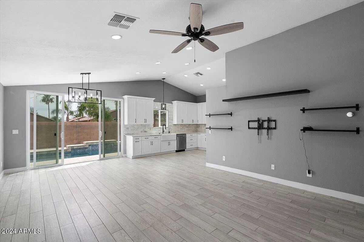 3 bed, 2.0 bath, 1124 sqft, $2,650 — Photo 4