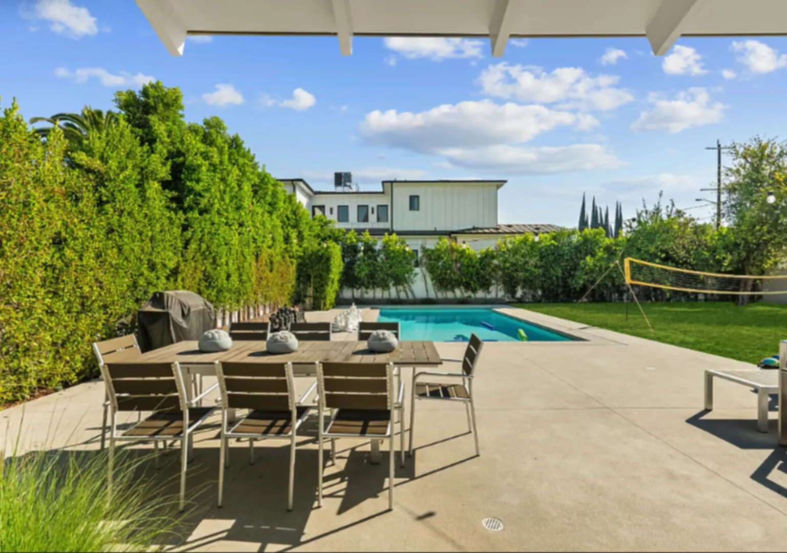 Gorgeous Family Home in Encino — Photo 1