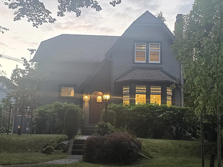 407 Saint George St — Photo 13