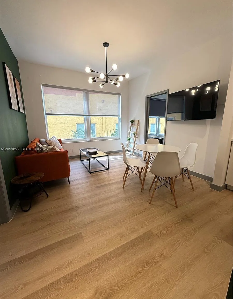 Windsor Plaza Condo — Photo 1