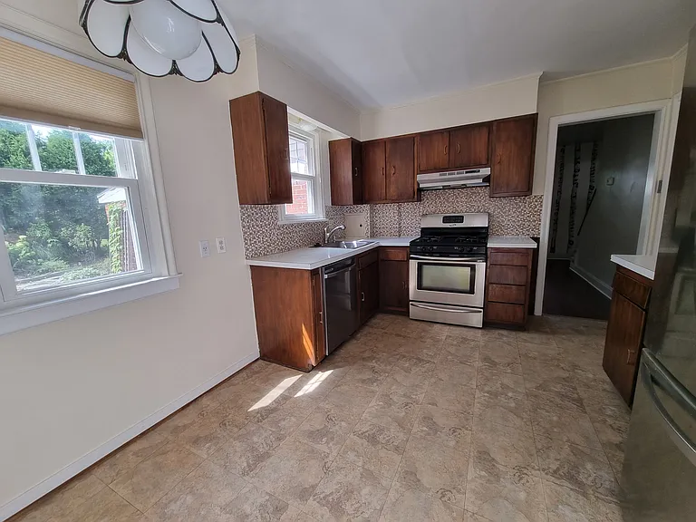179 Amherstdale Rd — Photo 8