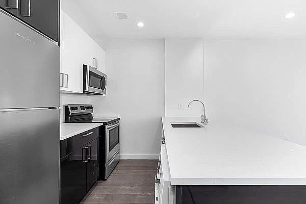 2nd image of 1540 Park Pl #5B