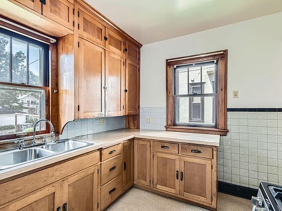 5th image of 2242 Pierce St NE