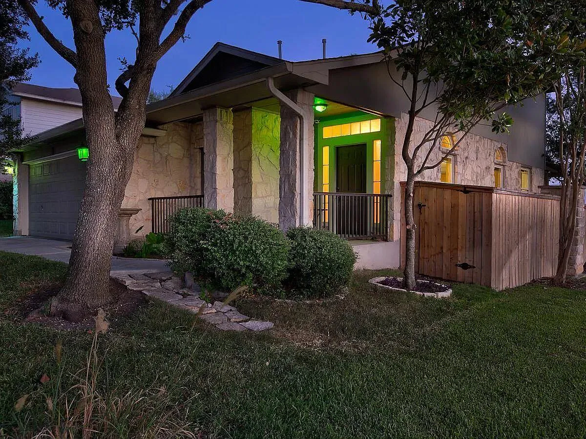 3 bed, 2.5 bath, 1745 sqft, $2,095 — Photo 2