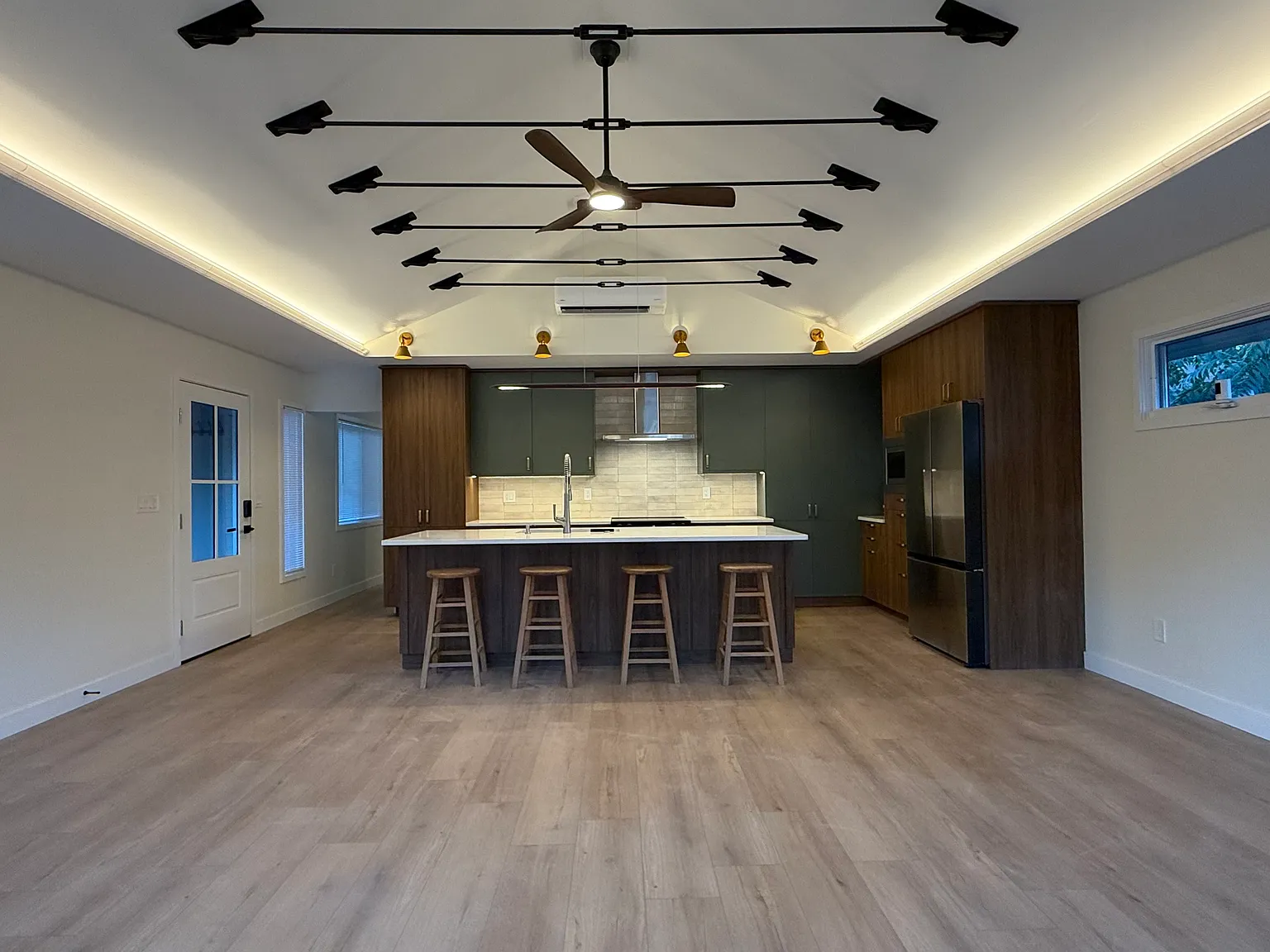 2 bed, 1250 sqft, $3,700 — Photo 3