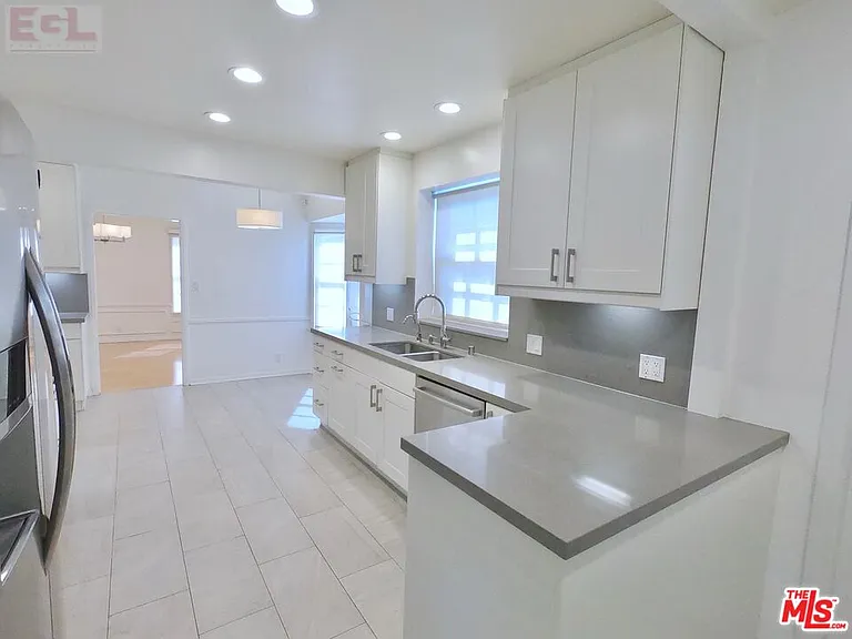 10749 Wellworth Ave — Photo 12