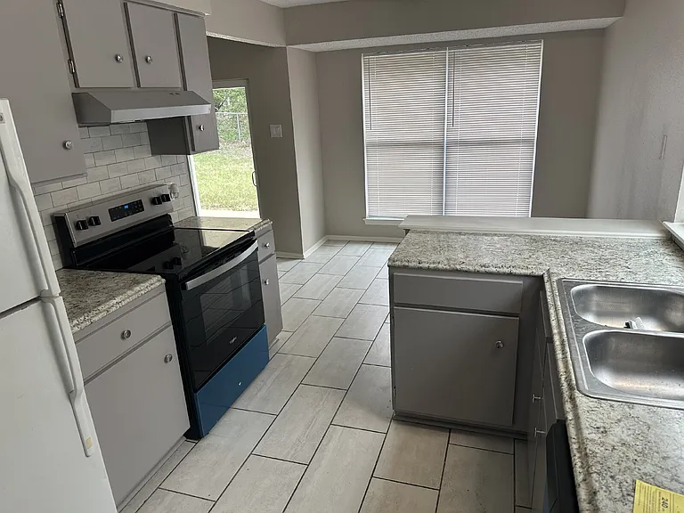 7406 Pipers Ln — Photo 5