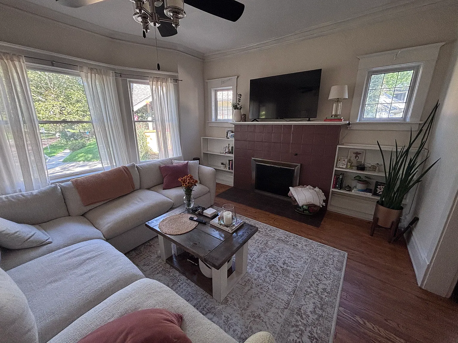 2 bed, 900 sqft, $1,800 — Photo 2