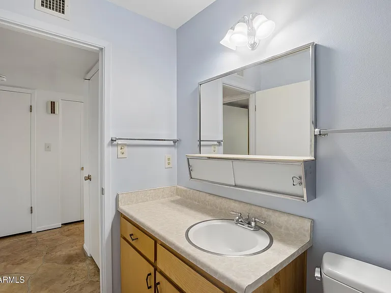 1014 E Balboa Cir — Photo 41