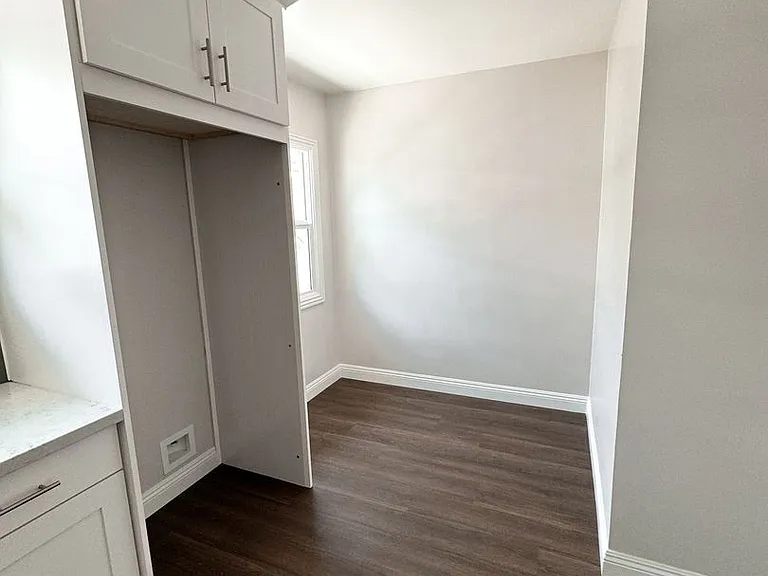 32 N Marengo Ave — Photo 12