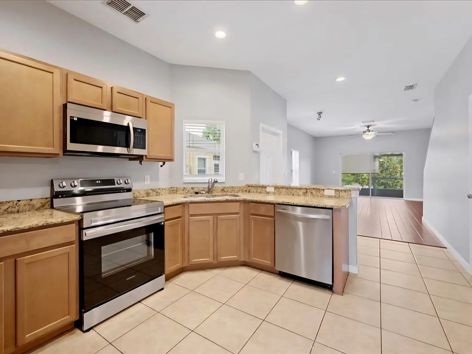 4 bed, 1600 sqft, $2,400 — Photo 2