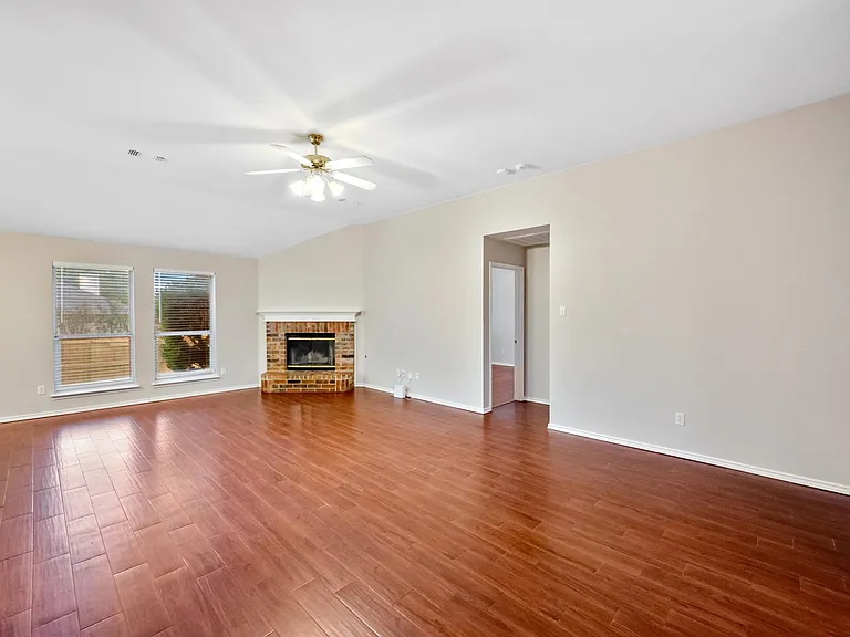 614 Douglas Dr — Photo 4