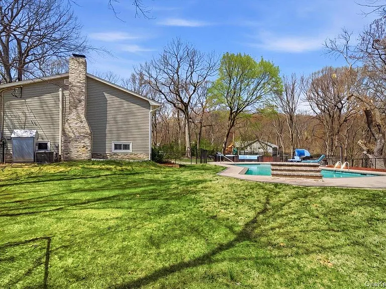 263 Oyster Bay Rd — Photo 4