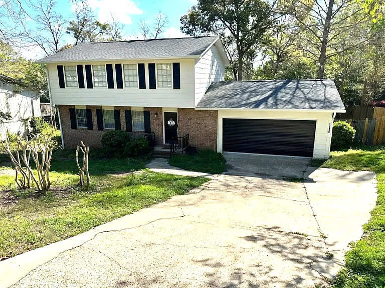 1536 Woodgate Way — Photo 2