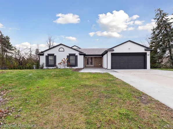 1027 Fountain Dr, Troy, MI 48098