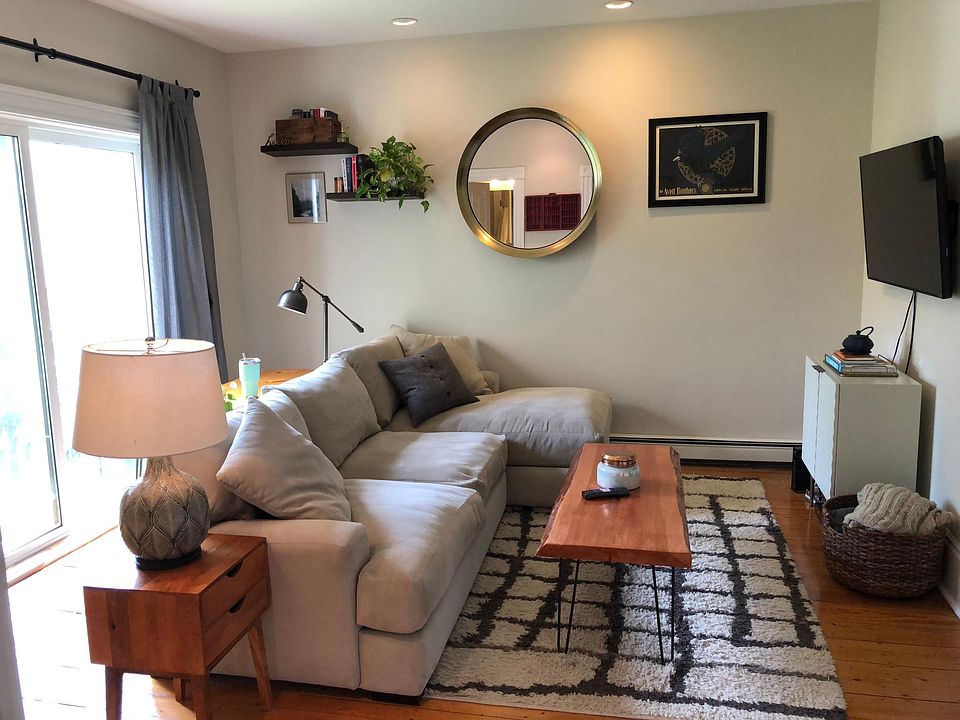 Bright, sunny living room!