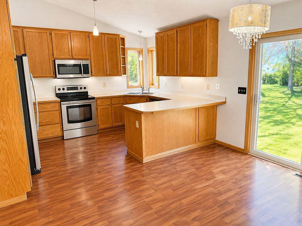 2nd image of 18598 Queen St NW