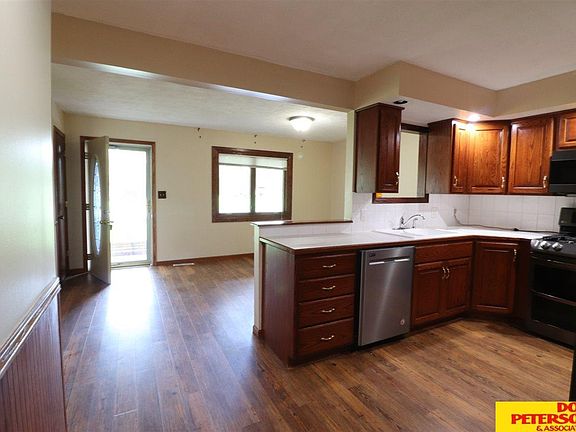 5th image of 417 Boulevard St