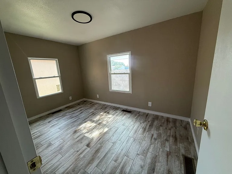 223 W Avenue J — Photo 14