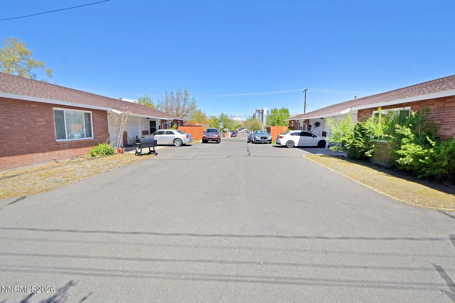 998 Roberts St photo 1