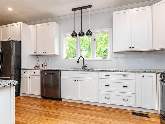 5th image of 105 Rock Cove Ct
