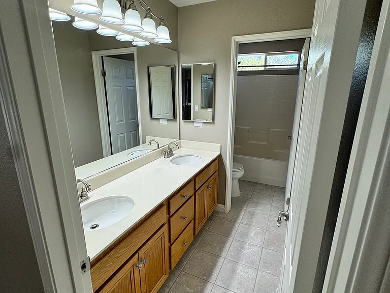 upstairs bathroom (bathroom #3) shower/tub combo