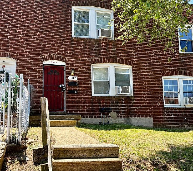1st image of 807 Stoll St