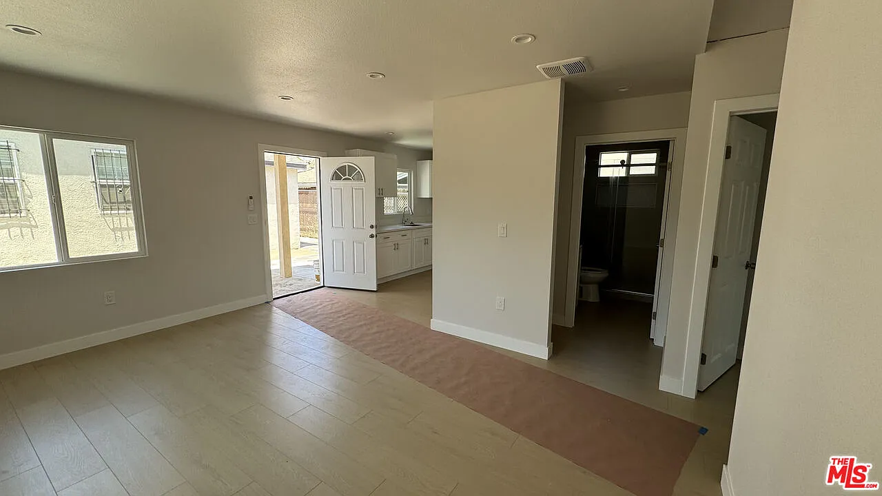 2 bed, 1.0 bath, 831 sqft, $2,900 — Photo 3