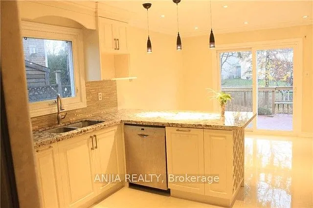 51 Topham Cres — Photo 9