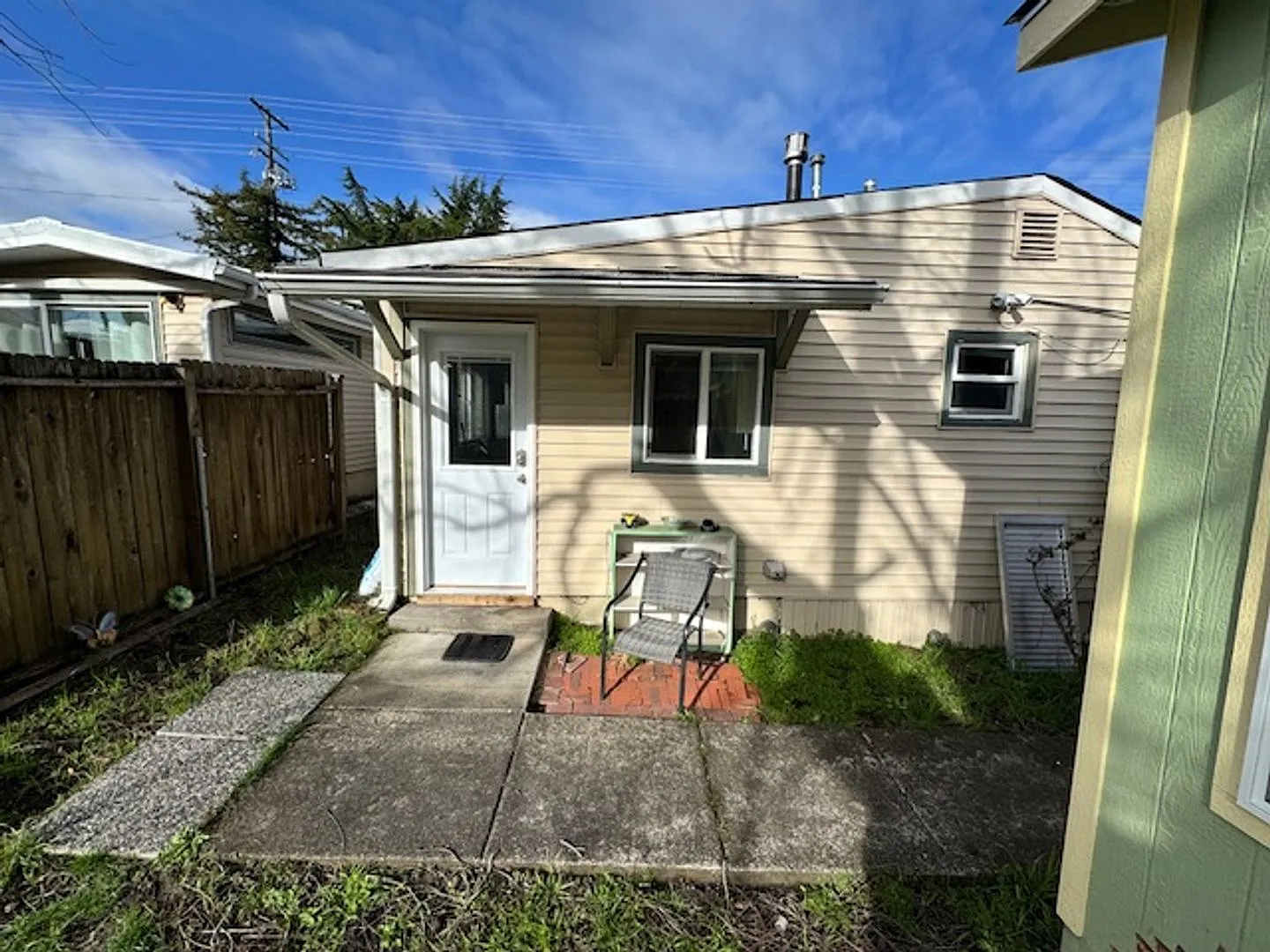 Studio In Ashland/ Partially Furnished — Photo 1