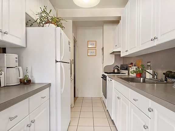 3rd image of 34 Plaza St E APT 508