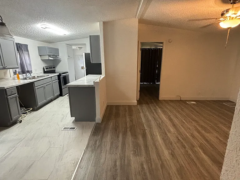 415 Leslie Dr — Photo 6
