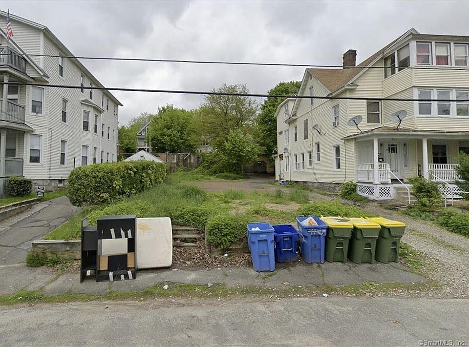 1st image of 18 Woodlawn Ter