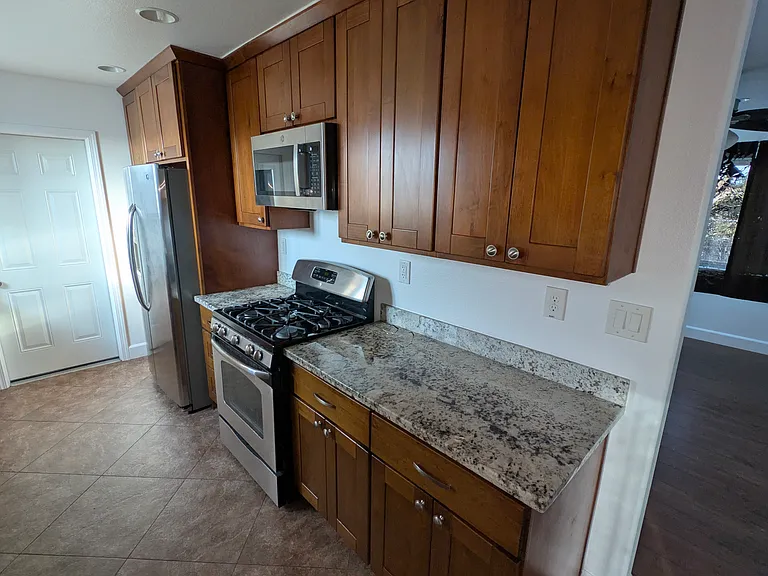 1221 Fordham Ave — Photo 27