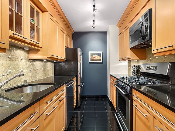 2nd image of 15 W 53rd St #18F
